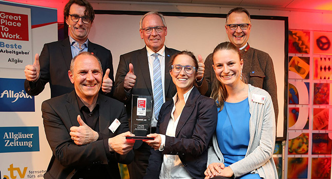 Gruppenbild Stefan Kügel, Elena Schlump und Lisa Wilms mit der GPTW-Auszeichnung 2019