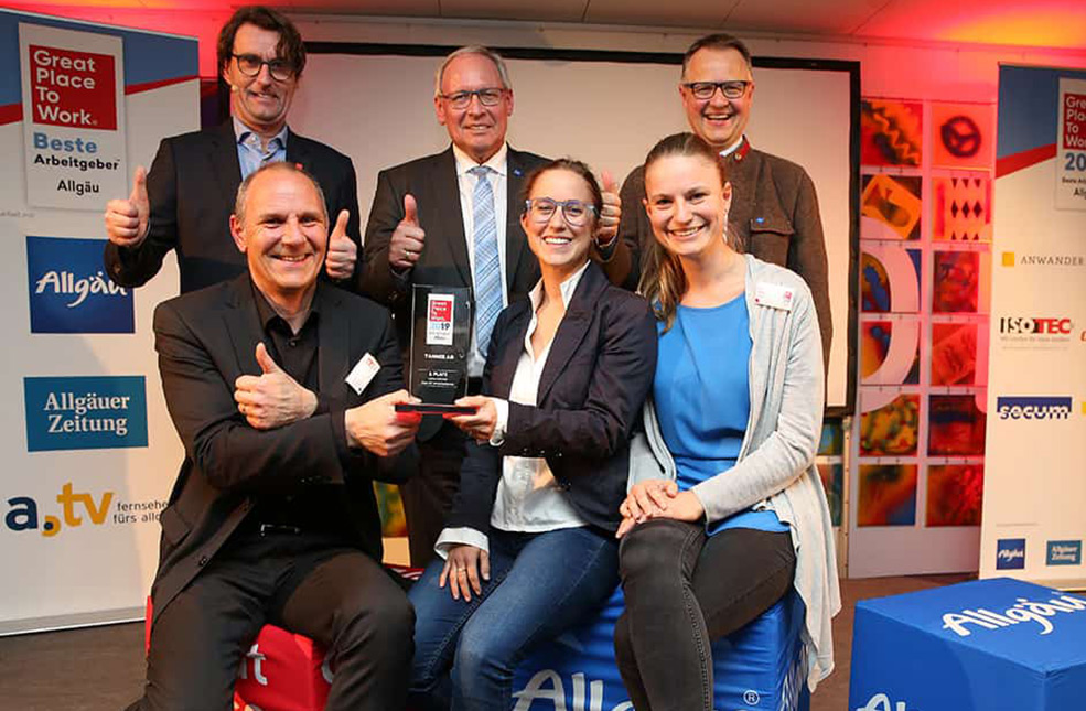TANNER-Gruppenfoto mit Auszeichnung Beste Arbeitgeber im Allgäu 2019 von Great Place to Work